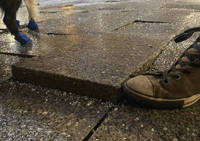 В Москве свежая плитка на тротуарах и аллеях начала сползать и трескаться