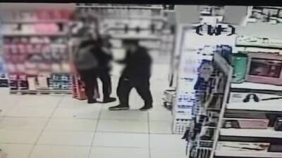 Видео: молодой человек без причины бил кулаком в лицо женщин и девочек в Тель-Авиве