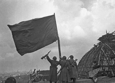 Почему Жуков был против выноса Знамя Победы на парад в 1945 году - Русская семерка