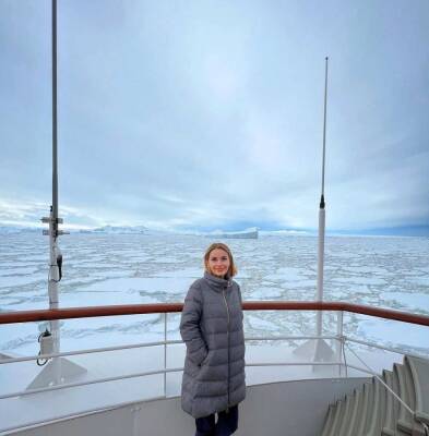Облаченная в вечернее платье Ольга Орлова угодила в шторм в Антарктиде