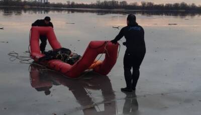 В столице спасатели вытащили из-подо льда тело мужчины