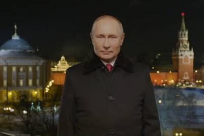 Песков высмеял слухи о бронежилете на Путине во время обращения