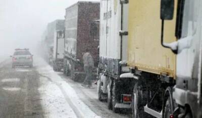 На Военно-Грузинской дороге скопились более трех сотен грузовиков