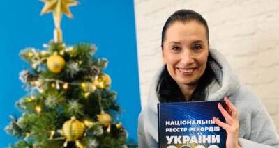 Алеся Украинка - Иван Франко - Лина Костенко - Украинка поставила мировой рекорд, вышив вручную книгу весом 9,4 килограмма - kp.ua - Украина