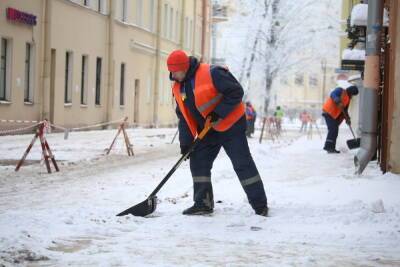 «Так они снег впервые видят»: петербуржцы заметили катающихся с горки коммунальщиков