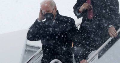 Байдена едва не снесло с трапа самолета в снежную пургу в США