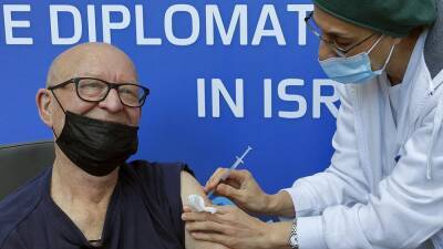 Четвертая доза против COVID-19: в Израиле началась кампания по повторной ревакцинации