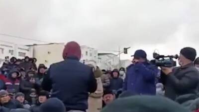 В Актау полиция начала брать в кольцо протестующих против повышения цен на газ