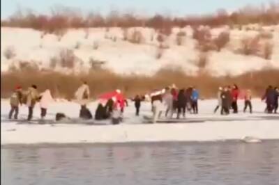 Толпа туристов провалилась под лед на озере в Алтайском крае