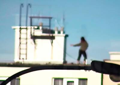 В Праге девушка исполнила странный танец на крыше дома. Соседи вызвали полицию: видео
