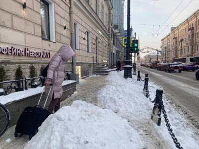 «Хоть лыжи надевай!»: петербуржцы жалуются на испорченные планы из-за неубранного снега