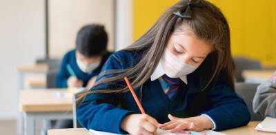 В школах Англии вводят обязательное ношение масок
