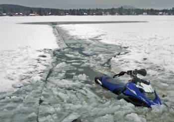 Сегодня в Вологде чудом спаслись трое рыбаков, провалившись под лед