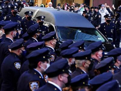 В Нью-Йорке застрелили двух полицейских, прибывших на вызов о домашнем насилии, попрощаться пришли тысячи офицеров