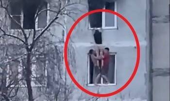 Не все герои носят плащи: в сети появилось видео спасения девушки из горящей квартиры