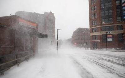 На восток США обрушились мощные снегопады - korrespondent.net - США - Украина - Англия - Нью-Йорк - Нью-Йорк - шт. Массачусетс - штат Род-Айленд - штат Мэн