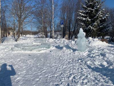 Неизвестные разрушили ледяные фигуры на площади в Аниве