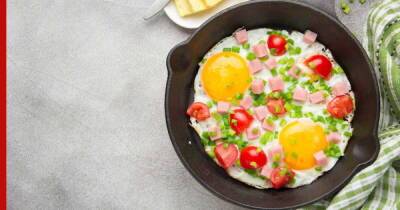 Завтрак по-американски: рецепт яичницы с ветчиной и помидорами черри