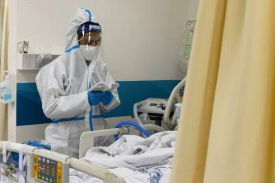 «Омикрон» в Израиле: число тяжелобольных перевалило за тысячу, смертность продолжает расти