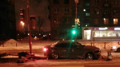 Автомобиль сбил столб и потерял бампер на востоке Петербурга