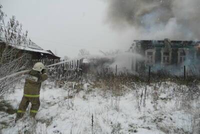 В Ивановской области почти два часа спасатели ликвидировали огонь в частном доме