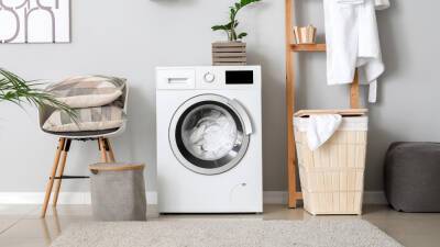Названы 5 вещей, которые нельзя стирать в стиральной машинке