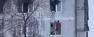 В Москве двое мужчин спасли девушку из горящей квартиры, вытащив ее из окна девятого этажа