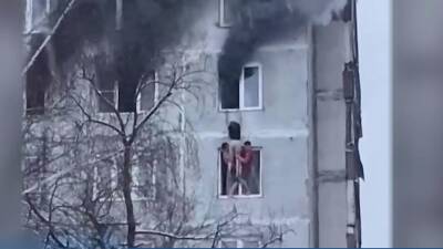 На юге Москвы из горящей квартиры удалось спасти женщину