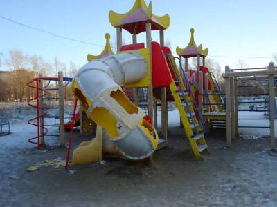 Администрацию одного из районов Смоленской области заставили отремонтировать детскую площадку