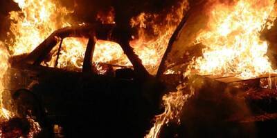 Внутри сожженной машины на улице российского города нашли тело мужчины