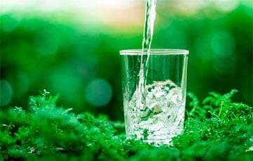 Медики рассказали, что будет, если пить два литра или больше воды в день