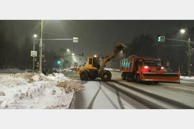 За ночь «снежный десант» в Смоленске избавил город от 900 кубометров снега