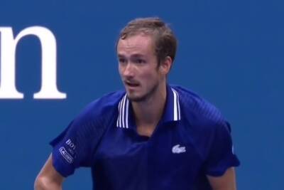 Медведев выиграл первый сет в финале Australian Open у Надаля