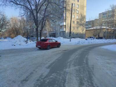 В Новосибирске пьяная девушка на Mitsubishi сбила двух детей на тротуаре