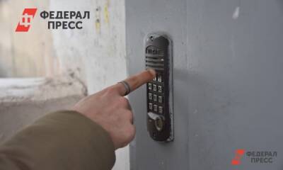 Дверь в квартиру матери члена СПЧ Игоря Каляпина обклеили оскорбительными плакатами