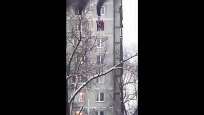 Без страховки затащили к себе в окно на 8 этаже: в Чертаново двое мужчин спасли женщину из горящей квартирыра - Русская семерка