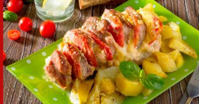 Праздничная кухня: мясо "Гармошка" с помидорами и сыром
