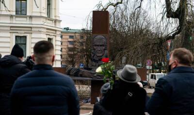 "Оккупанты" против "оккупантов": памятник диссиденту рассорил латвийское общество