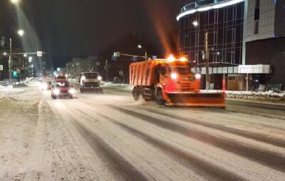 В Смоленске продолжают устранять последствия снегопада