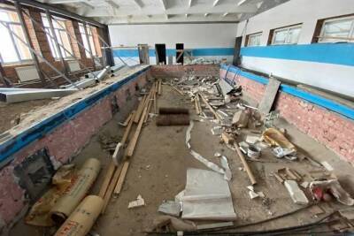 Бывший аварийным бассейн в школе на КСК откроют после капремонта в мае 2022 г.