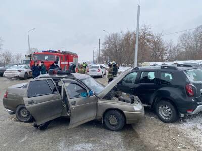 В Уфе в столкновении двух встречных машин погибла женщина