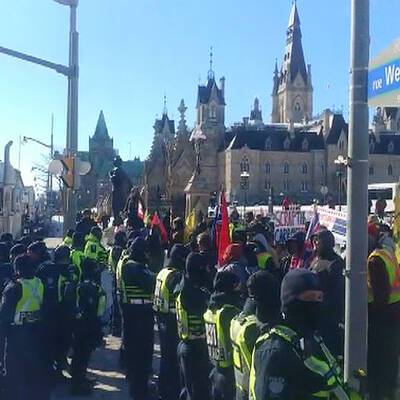 Сотни тысяч канадцев продолжают акцию протеста против ковидных ограничений в столице страны Оттаве