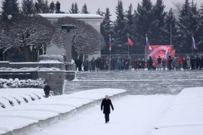Перед появлением Путина на кладбище провели дезинфекцию сугробов
