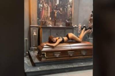 Ритуальное агентство устроило эротическую рекламную фотосессию с гробами