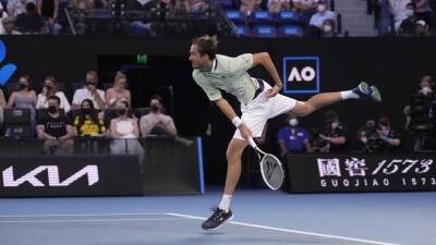Надаль обыграл Медведева в финале Australian Open-2022