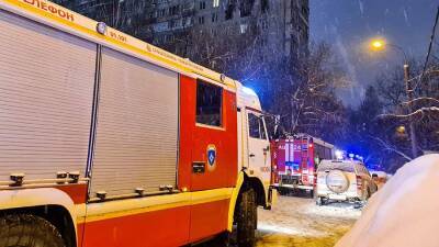 Спасатель оценил действия вытащивших из горящей квартиры девушку в Москве