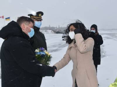 В Украину прибыла с двухдневным визитом глава минобороны Канады