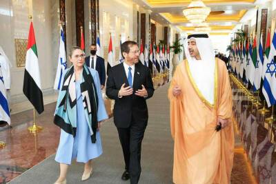 В Абу Даби впервые принимают с почестями президента Израиля