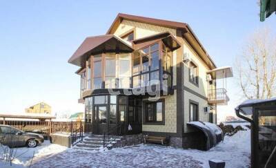 В Тюмени за 65 миллионов рублей продают роскошный трехэтажный дом с бильярдной, русской печью и спортзалом