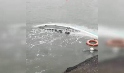 В Сочи из-за шторма частная яхта потерпела крушение